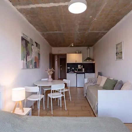 Brand New #15 Near Center With Free Street Parking * Praga